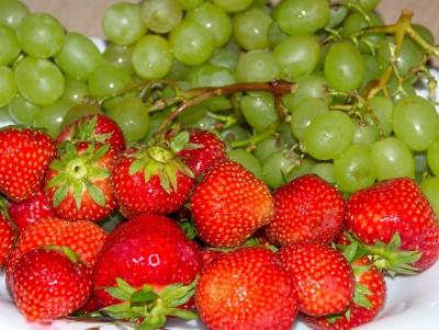 ягоды винограда и клубники С БЕРЕЗЫ!