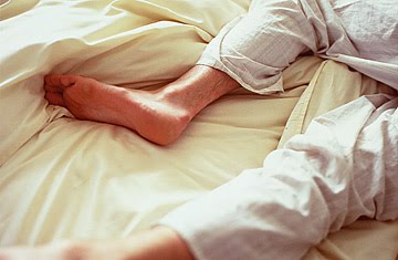 Синдром беспокойных ног: как успокоиться и выспаться