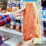 Брат и красная рыба в упаковке