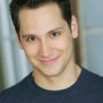 Актер в отеле и красное банное полотенце